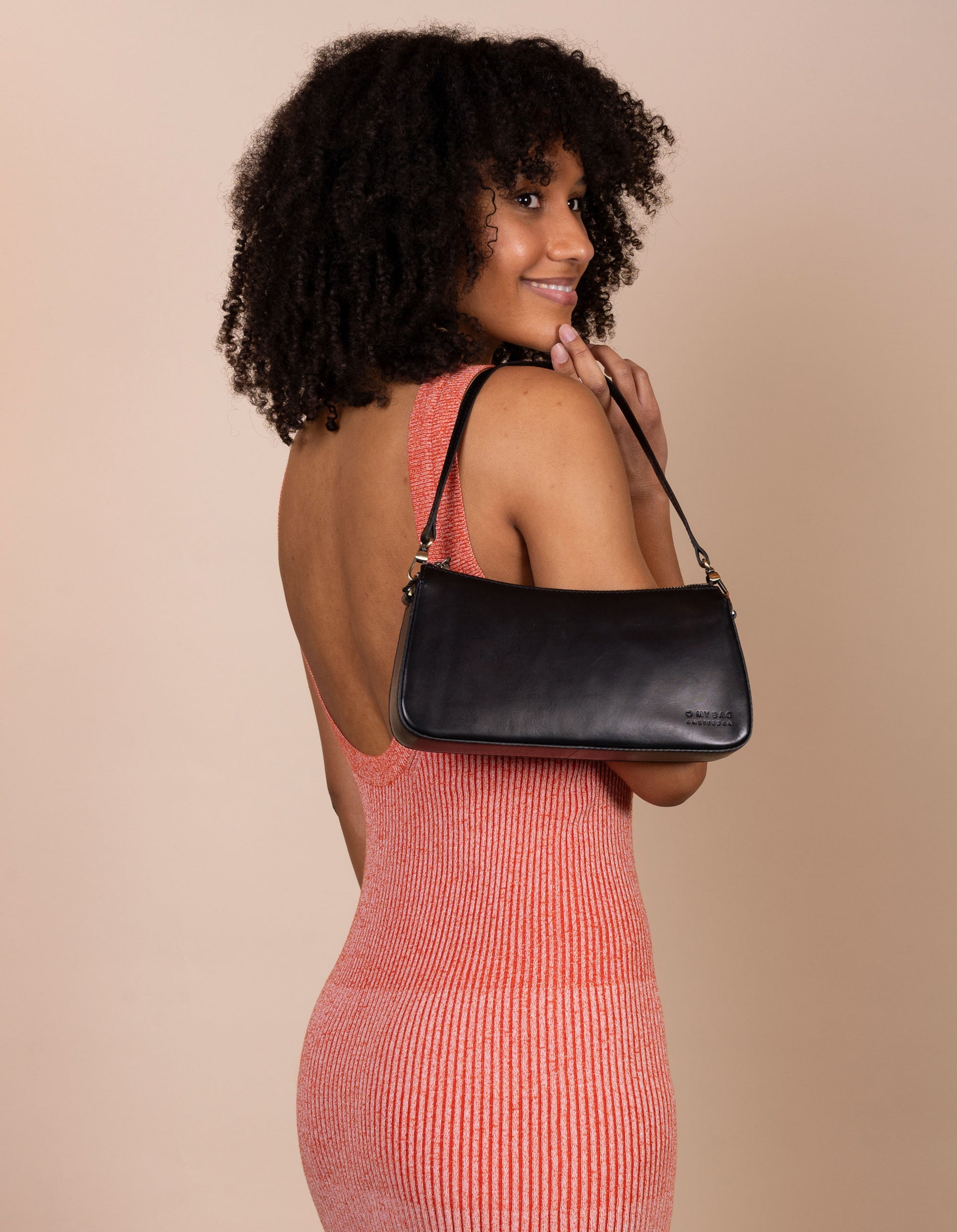 Taylor baguette bag in black classic leather - Model product image with short strap