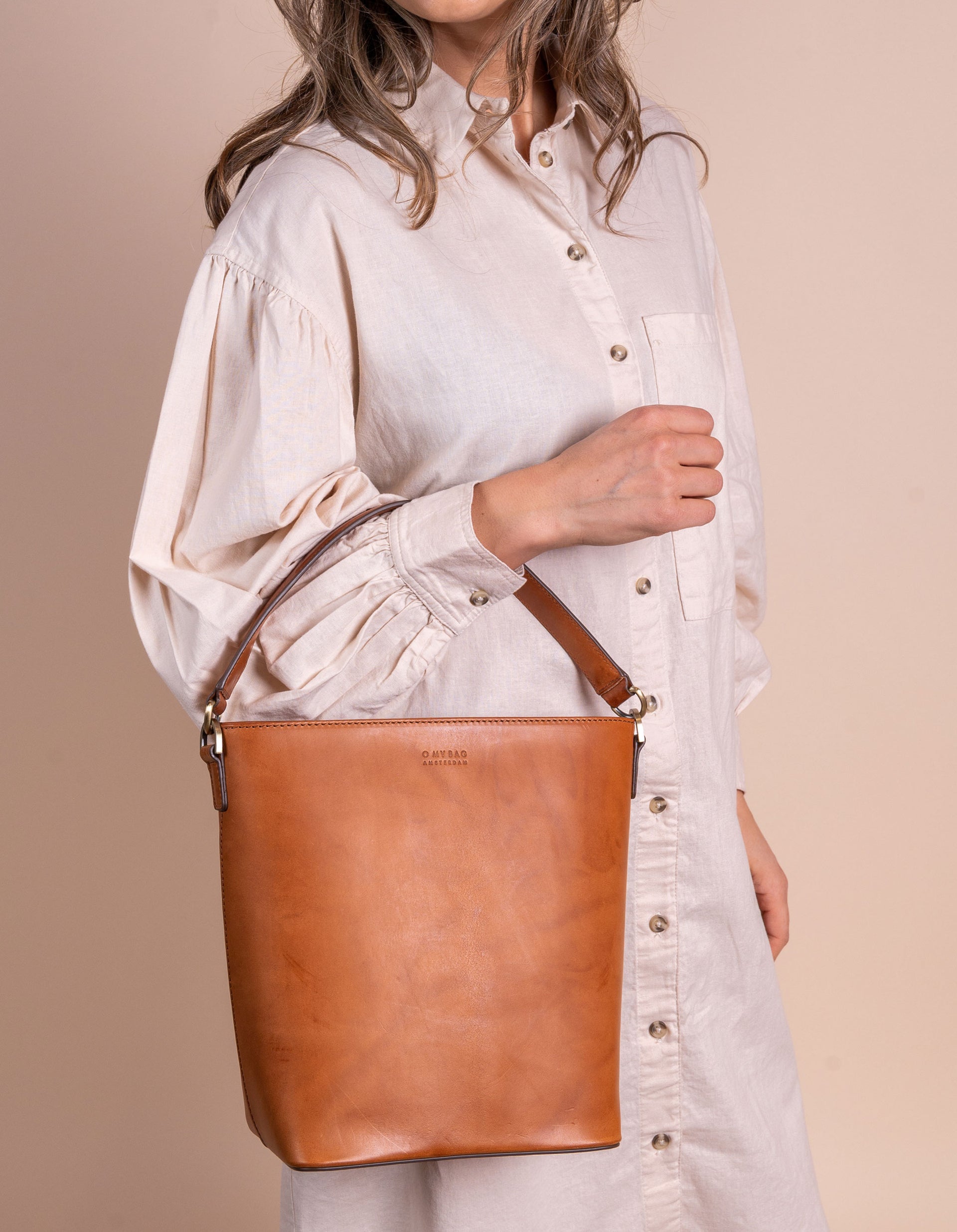 Bobbi Bucket Bag Maxi Cognac Classic Leather without the strap. Model Image