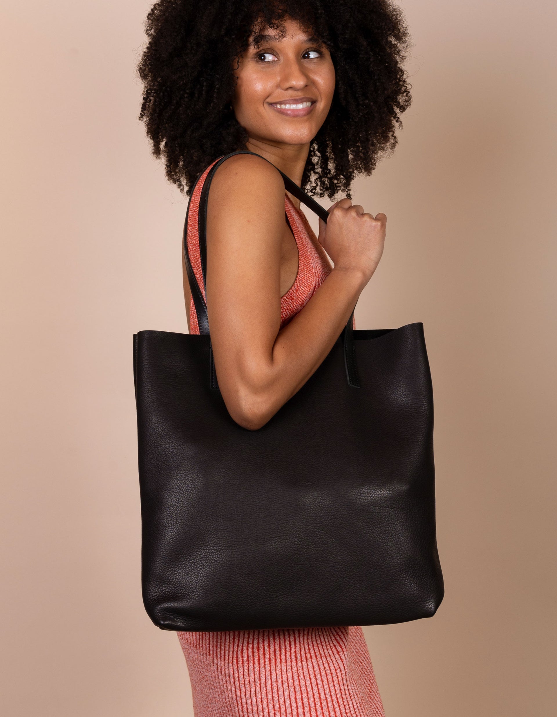 Georgia - Black Leather shopper bag. Female product image.