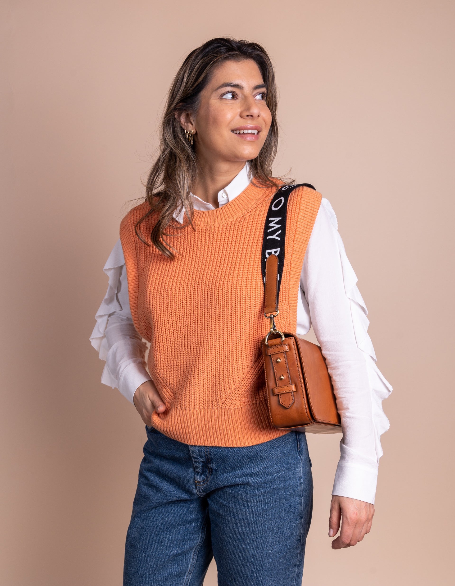 Cognac Longuette Leather womens handbag. Square shape with an adjustable strap. Model image