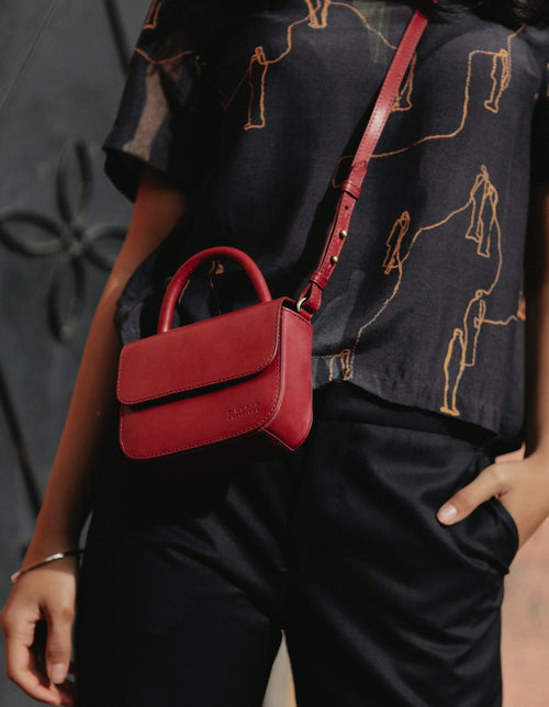 Nano Bag Ruby Classic Leather. Small clutch handbag, party bag. Model image.